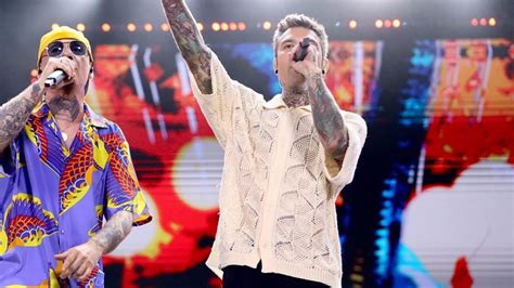 camicia fedez versace battiti live